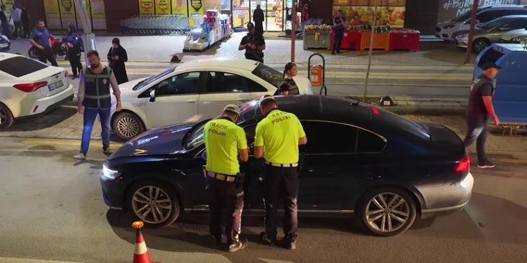 Beylikdüzü’nde taksinin bagajındaki valizde 23 kilogram kokain bulundu: 4 gözaltı
