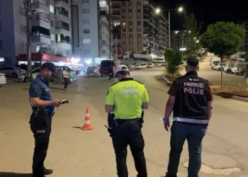 Beylikdüzü’nde taksinin bagajındaki valizde 23 kilogram kokain bulundu: 4 gözaltı