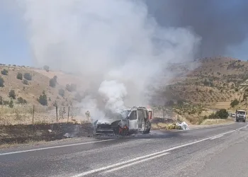 Siirt’te seyir halindeki otomobil alev aldı