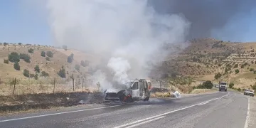 Siirt’te seyir halindeki otomobil alev aldı
