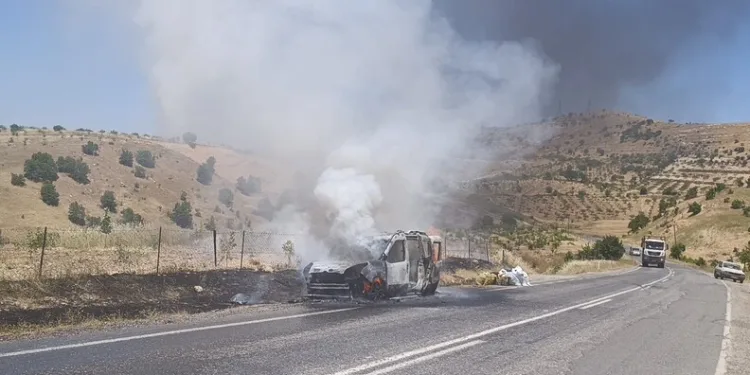 Siirt’te seyir halindeki otomobil alev aldı