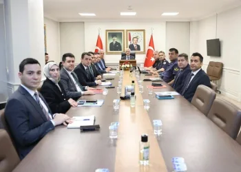Siirt’te seyir halindeki otomobil alev aldı