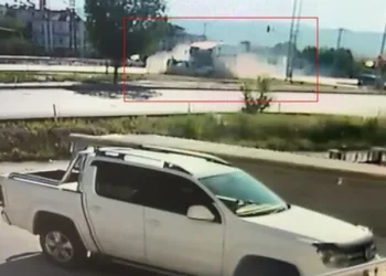 Siirt’te seyir halindeki otomobil alev aldı