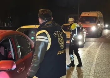 Siirt’te seyir halindeki otomobil alev aldı