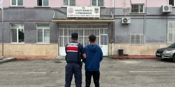 Siirt’te seyir halindeki otomobil alev aldı