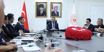 Siirt’te seyir halindeki otomobil alev aldı