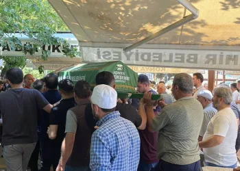 Siirt’te seyir halindeki otomobil alev aldı