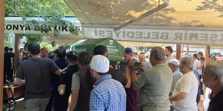 Siirt’te seyir halindeki otomobil alev aldı