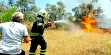 Siirt’te seyir halindeki otomobil alev aldı