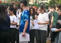 LGS maratonu başladı: Öğrenciler sınavda, veliler okul kapılarında