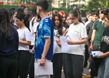 LGS maratonu başladı: Öğrenciler sınavda, veliler okul kapılarında