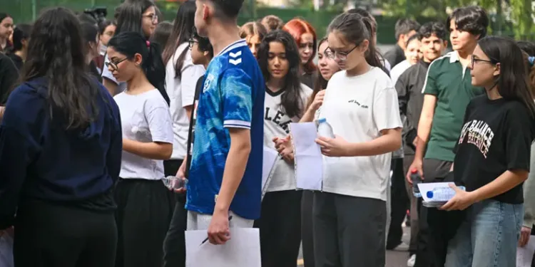 LGS maratonu başladı: Öğrenciler sınavda, veliler okul kapılarında