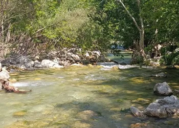 Karasu Vadisi, doğası ve buz gibi sularıyla insanları hayran bırakıyor