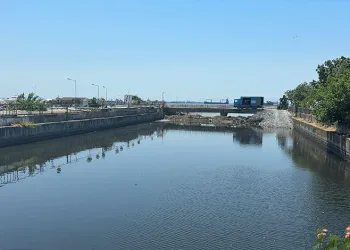 Çırpıcı Deresi’nde ilginç önlem: Kirlenmesin diye denizi dereden ayırdılar