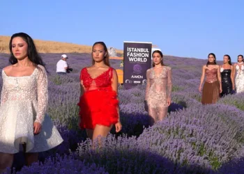 Mor tarlalarda podyum kuruldu, lavantalar arasında renkli defile
