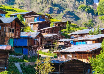Tamamı ahşap evlerden oluşan köy doğasıyla mest ediyor
