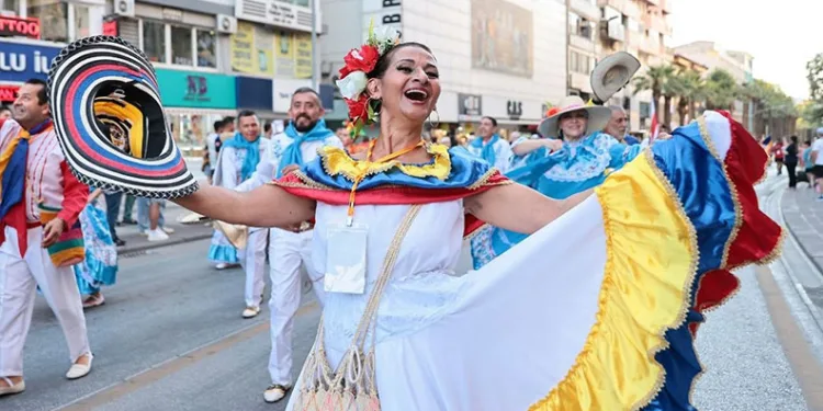 20. Uluslararası Halk Dansları Festivali kortejle başladı