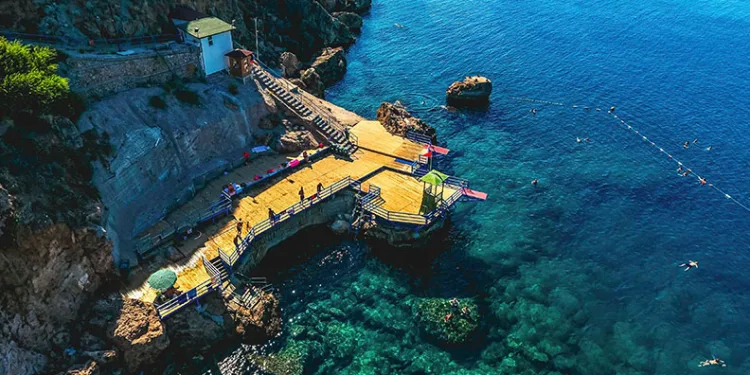 Muratpaşa’nın mavi bayraklı plajlarında yaz keyfi