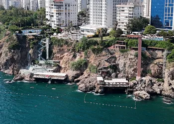 Antalya falezleri için kritik uyarı: “Bu gidişle 50 metrede bir asansör, 50 metrede bir beach platformu görebiliriz”