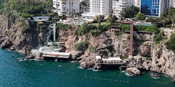 Antalya falezleri için kritik uyarı: “Bu gidişle 50 metrede bir asansör, 50 metrede bir beach platformu görebiliriz”