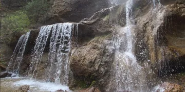‘Bir Kış, Bir Yaz’: Su Uçtu Şelalesi 4 mevsim mest ediyor