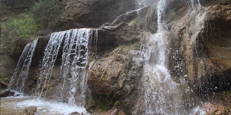 ‘Bir Kış, Bir Yaz’: Su Uçtu Şelalesi 4 mevsim mest ediyor