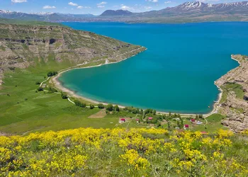 Van Gölü’nün kıyısındaki turizm cenneti: İncekaya köyü