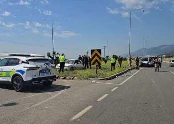 Gaziantep’te 2 otomobil kavşakta çarpıştı: 1 yaralı