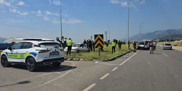 Gaziantep’te 2 otomobil kavşakta çarpıştı: 1 yaralı