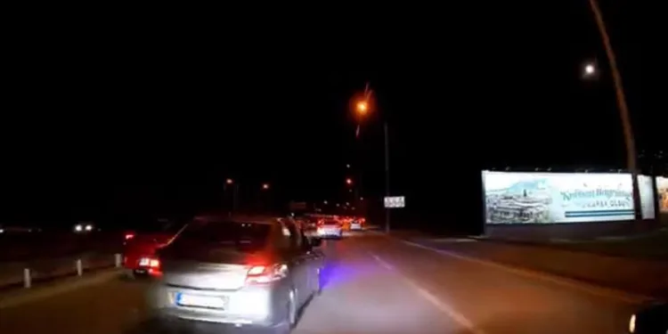 Makas atan sürücü tehlikeli anlara neden oldu
