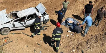 Gediz’de otomobil tarlaya uçtu, 2 yaralı