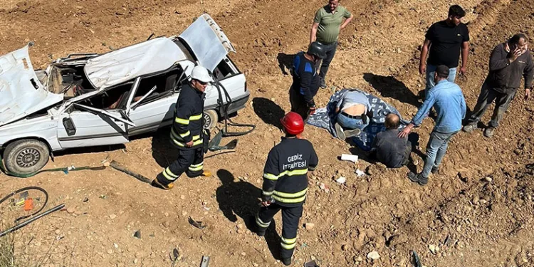 Gediz’de otomobil tarlaya uçtu, 2 yaralı