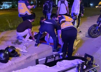 Motosiklet sürücüsü, emniyet şeridinde bekleyen motosikletlere çarptı: 3 yaralı