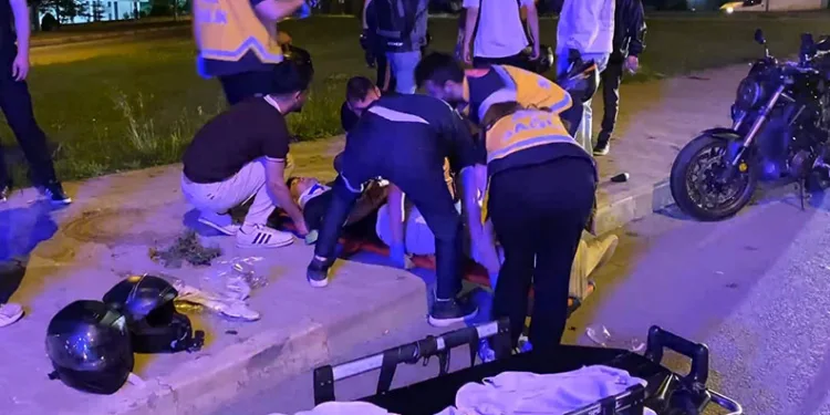 Motosiklet sürücüsü, emniyet şeridinde bekleyen motosikletlere çarptı: 3 yaralı