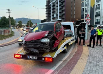 Bursa’da kontrolden çıkan araç tabelaya çarptı: Sürücü yaralandı