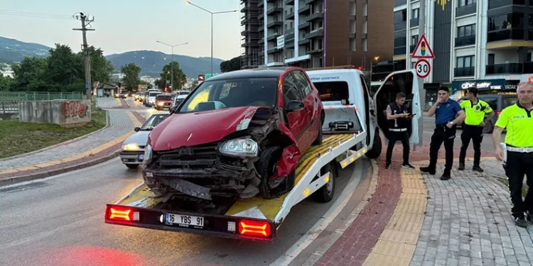 Bursa’da kontrolden çıkan araç tabelaya çarptı: Sürücü yaralandı