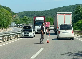 Arızalanan otomobil, Yalova-Bursa karayolunu kitledi