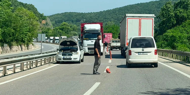 Arızalanan otomobil, Yalova-Bursa karayolunu kitledi