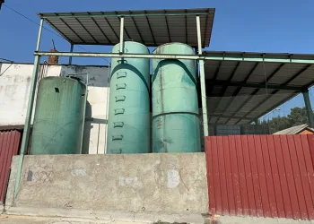 Fabrikayı kurşunladı, sızan kimyasal maddeden polisler hastanelik oldu