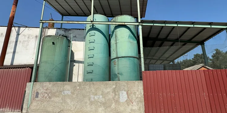Fabrikayı kurşunladı, sızan kimyasal maddeden polisler hastanelik oldu
