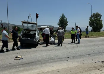 Hatay’da seyir halindeki iki otomobil çarpıştı: 1’i ağır 2 yaralı