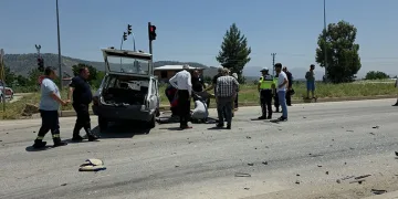 Hatay’da seyir halindeki iki otomobil çarpıştı: 1’i ağır 2 yaralı
