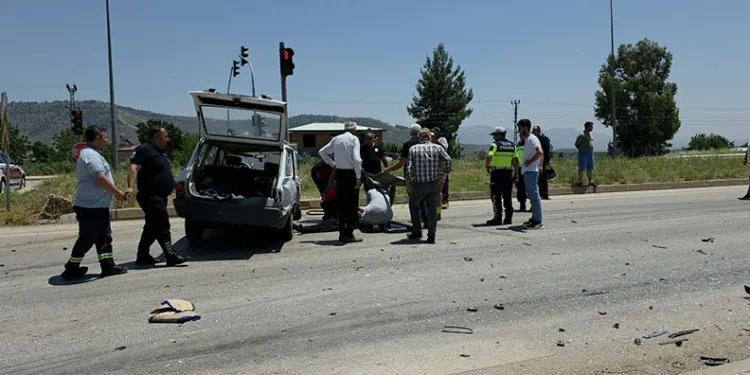 Hatay’da seyir halindeki iki otomobil çarpıştı: 1’i ağır 2 yaralı