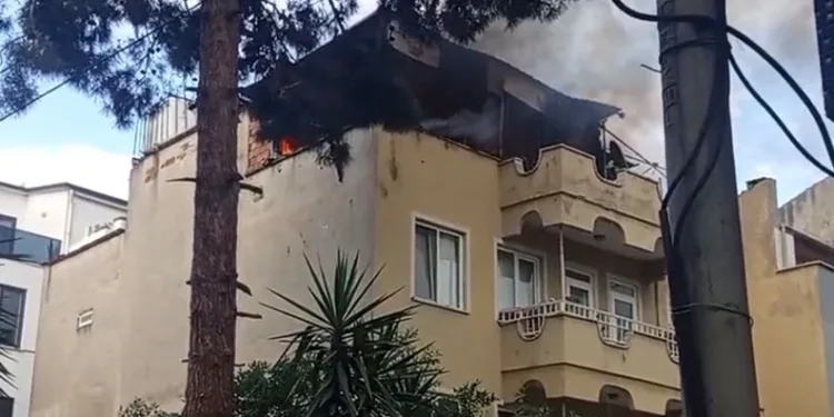 Bursa’da çatı yangını mahallede paniğe neden oldu