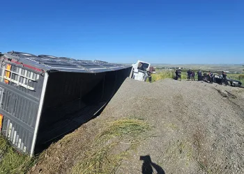 Batman’da kamyon ile otomobil çarpıştı: 3 yaralı