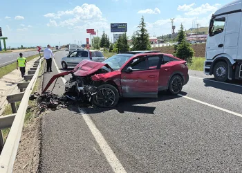 Ankara-Eskişehir kara yolunda 3 aracın karıştığı trafik kazası