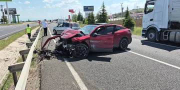 Ankara-Eskişehir kara yolunda 3 aracın karıştığı trafik kazası