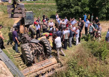 Bursa’da kontrolden çıkan traktör köprüden aşağı uçtu