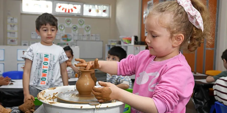 Osmangazi Belediyesi kreşlerinde çocuklar toprağa şekil verdi