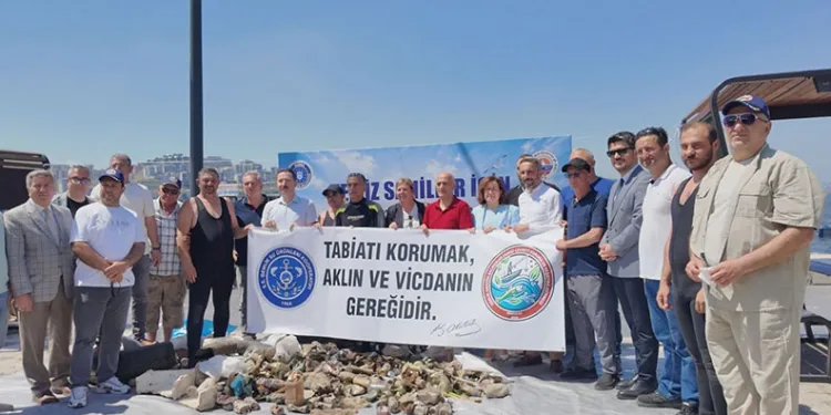 Gemlik’te denizinde dip bucak temizlendi